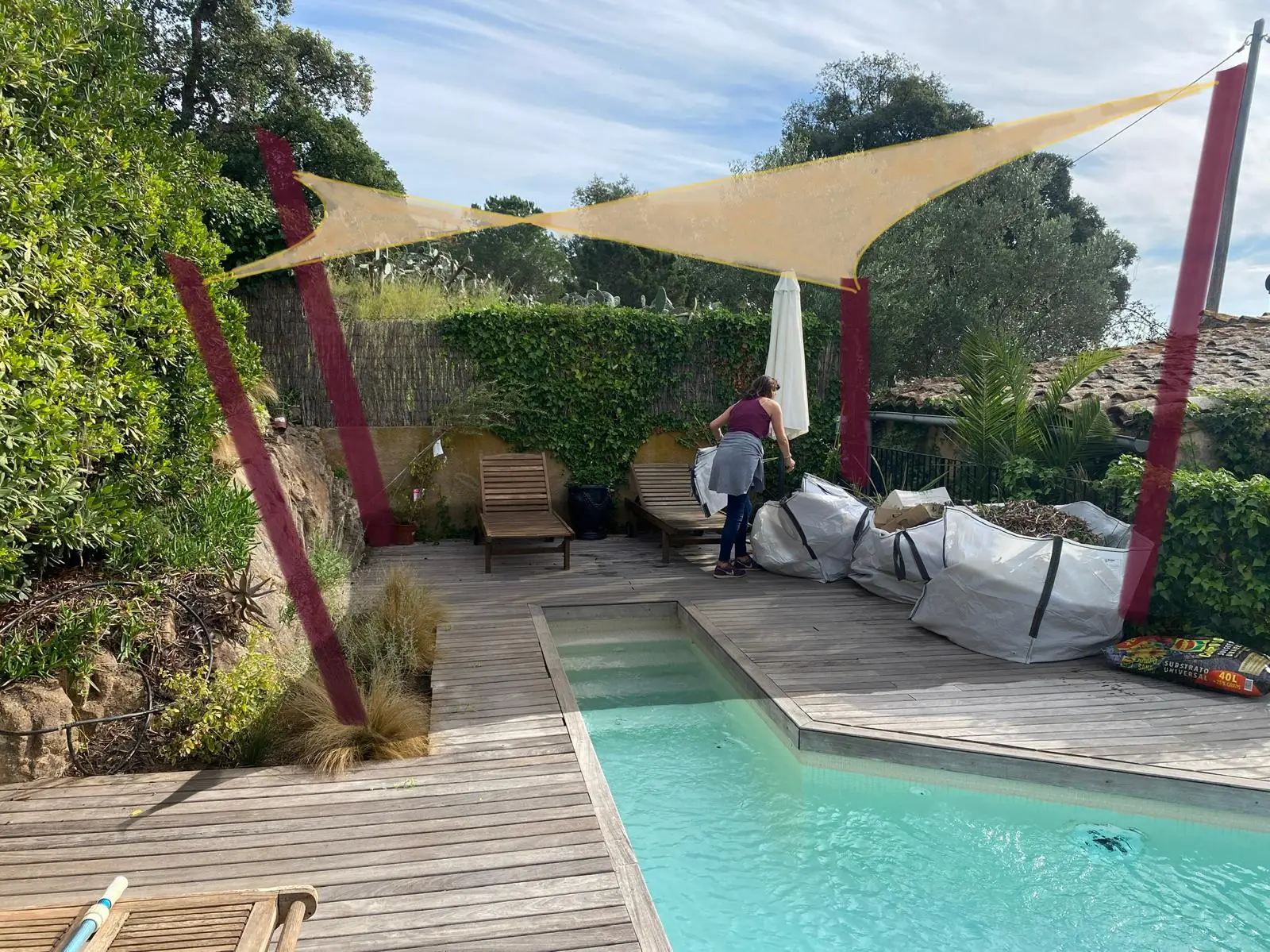 Mooie tuin in Spanje met een ontwerptekening die de toekomstige inrichting toont, met een schaduwdoek voor schaduwrijke en sfeervolle relaxhoeken.